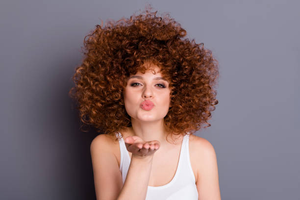 foto de cerca de la juventud encantadora quieren cita enviar besos de aire desgaste singlet aislado sobre fondo gris - kissing blowing a kiss blowing women fotografías e imágenes de stock