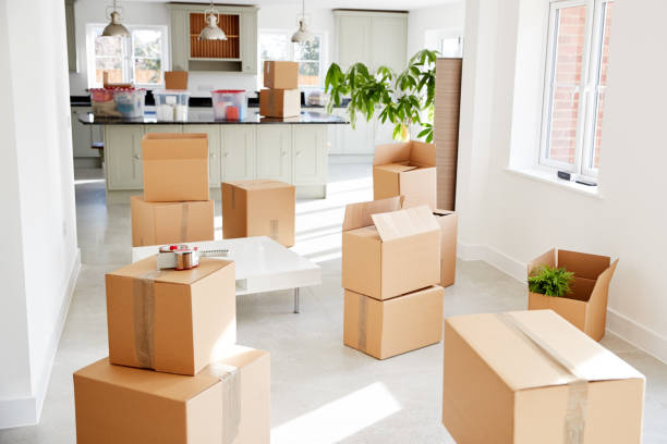 сложенные коробки удаления в пустой комнате на moving день - moving house moving van house relocation стоковые фото и изображения