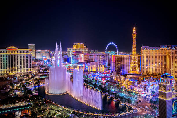 vista panoramica della strip di las vegas di notte in nevada - las vegas foto e immagini stock