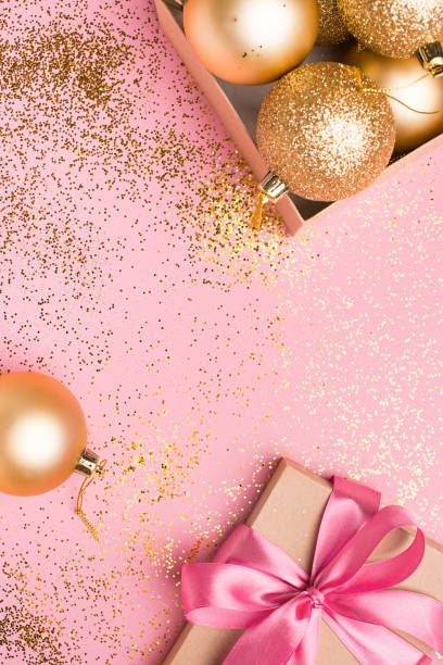 navidad y vacaciones de fondo rosa con bola de oro en caja, regalo y estrellas - star shape confetti red nobody fotografías e imágenes de stock