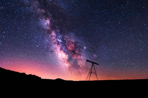 silueta de un telescopio en la noche estrellada y brillante galaxia lechosa. - telescopio fotografías e imágenes de stock