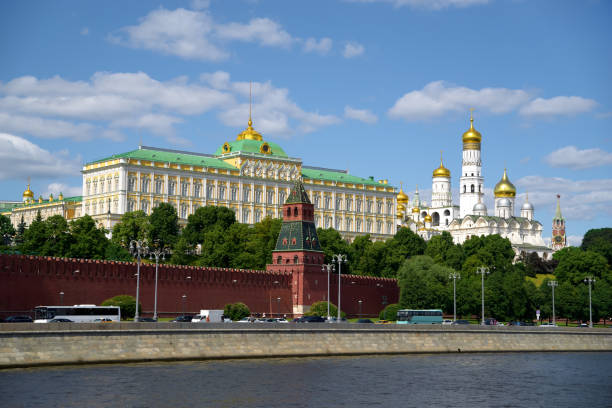 il muro e le torri del cremlino di mosca, chiesa. argine del fiume mosca. - moscow russia russia river panoramic foto e immagini stock