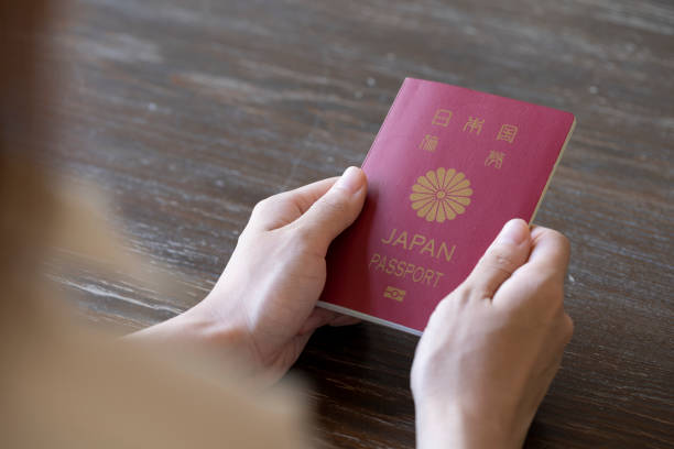 パスポートを持つ若い女性の手 - パスポート ストックフォトと画像