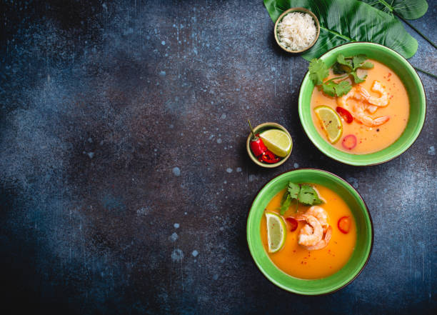 sopa tailandesa saudável tradicional tom yum com camarões, cal, coentro na bacia no fundo rústico com arroz branco, tiro aéreo. conceito tailandês autêntico do alimento com espaço da cópia - tom tom yum meal soup - fotografias e filmes do acervo