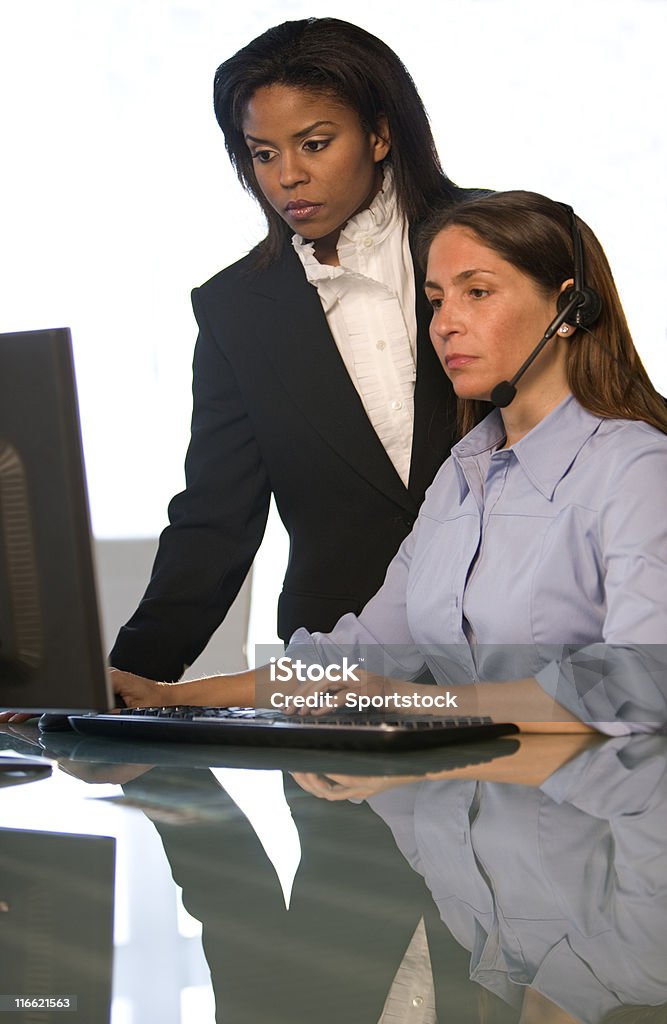 Businesswomen'lavorando su un Computer - Foto stock royalty-free di Abbigliamento da lavoro