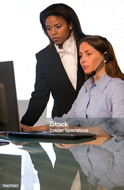 Businesswomenlavorando Su Un Computer - Fotografie stock e altre immagini di Abbigliamento da lavoro - Abbigliamento da lavoro, Abbigliamento da lavoro formale, Abbigliamento elegante