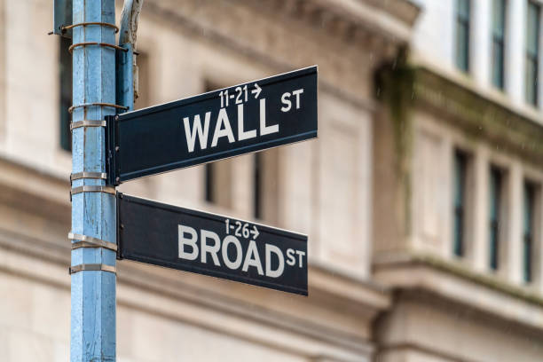 wall street "wall st" signe et rue de broadway au-dessus de l'arrière-plan de bâtiment de bourse de bourse de nyse. la bourse de new york s'installe dans le quartier économique, business et chanter le concept historique - wall street stock exchange new york city new york stock exchange photos et images de collection