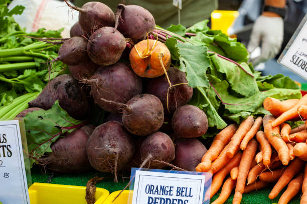 農家市場でのビートとニンジン - farmers market agricultural fair agriculture beet ストックフォトと画像