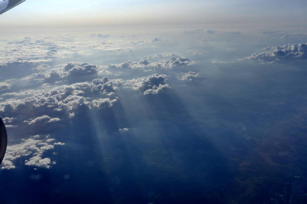 Through the porthole of the airplane, overlooking the sea of clouds and mountains, feeling the magnificent scenery of the sunshine filled with the sky, the child gazed out of the window with curiosity, filled with the joy of exploration