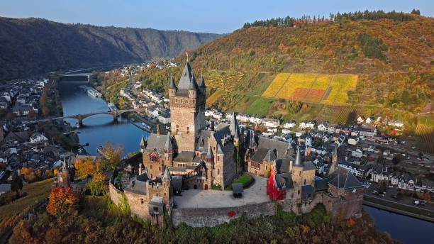 antena zamku cochem i winnice w dolinie wina mosel jesienią, nadrenia-palatynat, niemcy. - cochem zdjęcia i obrazy z banku zdjęć