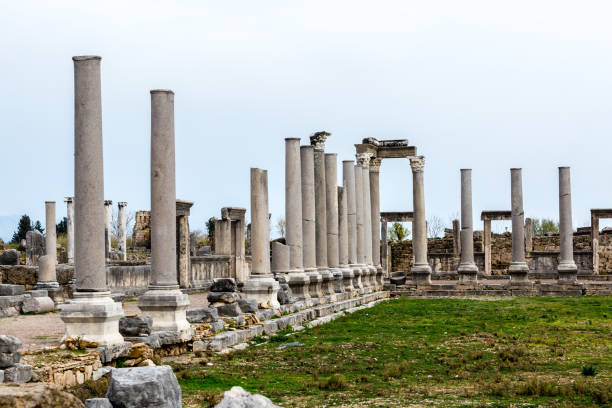 marmorsäulen in der antiken stadt perge bei antalya, türkei - perga stock-fotos und bilder