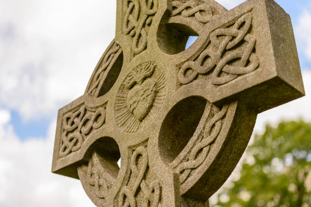 старый, богато кельтский крест на кл�адбище - celtic culture tied knot northern ireland cross стоковые фото и изображения