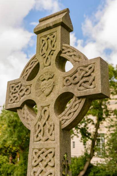 무덤에서 오래되고 화려한 켈트 십자가 - celtic culture tied knot northern ireland cross 뉴스 사진 이미지