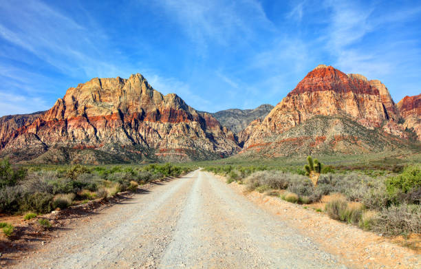 ラスベガス近くのレッドロックキャニオン - usa dirt road rock sandstone ストックフォトと画像