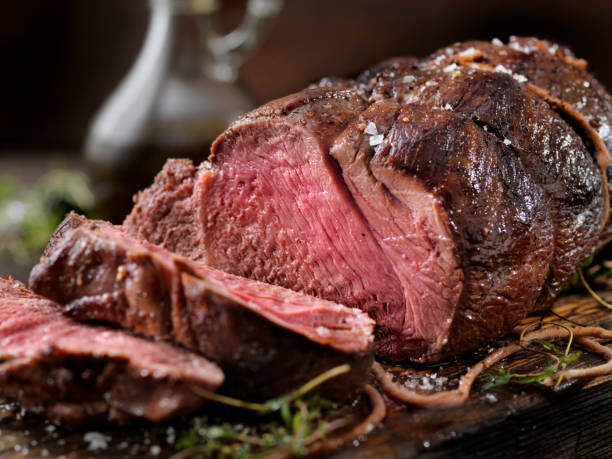ベニソン、エルクサーロインチップロースト - meat steak beef food ストックフォトと画像