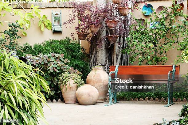 Photo libre de droit de Magnifique Vue Sur Le Jardin banque d'images et plus d'images libres de droit de Arbre - Arbre, Banc, Cache-pot