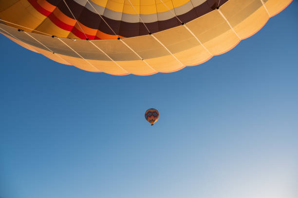 vista dalla mongolfiera su un'altra mongolfiera durante il volo. cappadocia, turchia. - traditional festival adventure air air vehicle foto e immagini stock