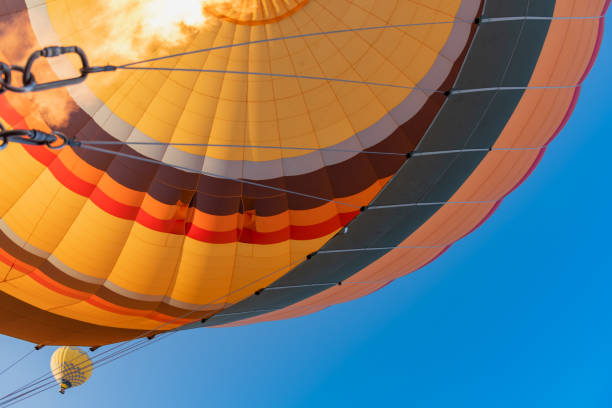 vista interna do balão e das flamas de ar quente de voo. veja a partir de baixo. - traditional festival adventure air air vehicle - fotografias e filmes do acervo