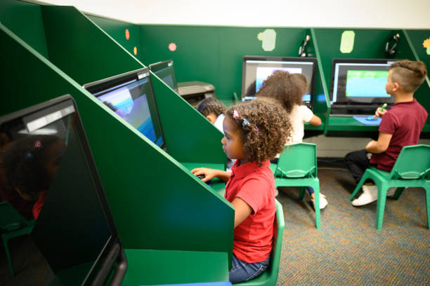 estudante latino-americano independente que usa um computador desktop - computer lab computer people computer monitor - fotografias e filmes do acervo