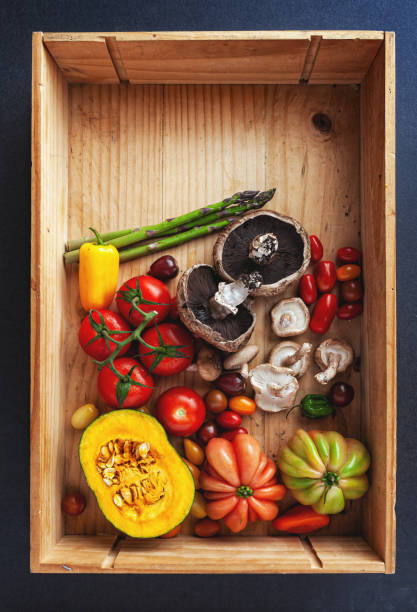 légumes - heirloom tomato food tomato crate photos et images de collection