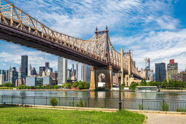 Queensboro Bridge, NYC A view of Queensboro bridge and the Manhattan Skyline, from Queensbridge Park, Long Island queens new york city stock pictures, royalty-free photos & images