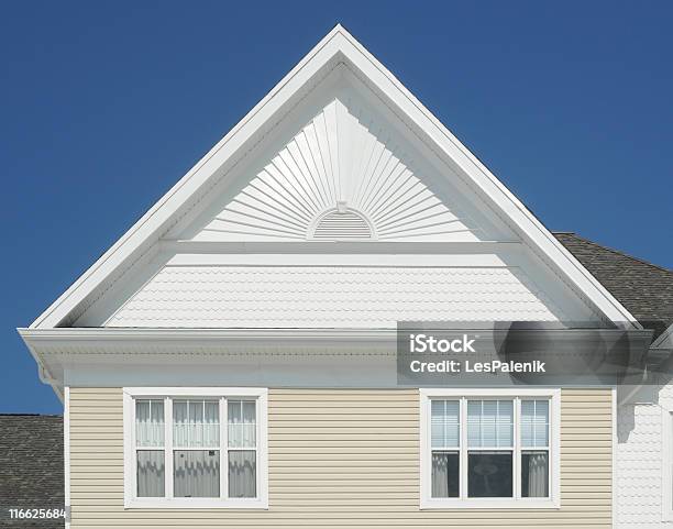 Casa Com Um Telhado Gable - Fotografias de stock e mais imagens de Azul - Azul, Casa, Céu