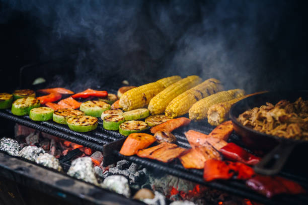 barbecue vegetariano - mais, zucchine, carote sul barbecue - grilled vegetable eggplant zucchini foto e immagini stock