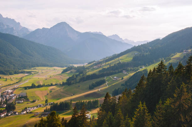 alpy san candido - mountain valley european alps shade zdjęcia i obrazy z banku zdjęć