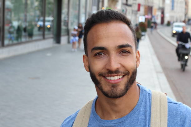 bel giovane maschio etnico sorridente all'aperto - argentina arabia saudita foto e immagini stock