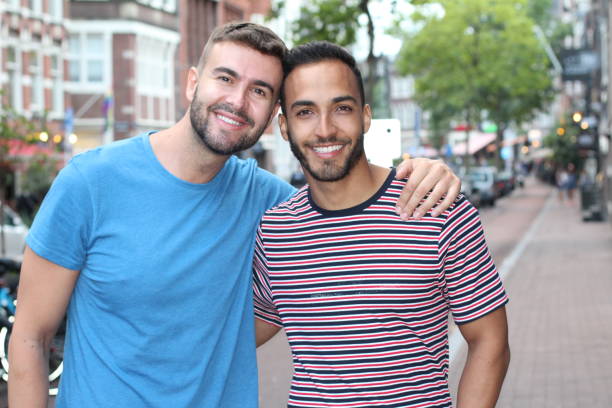 couples gais mignons dans la ville - gay man homosexual sex men photos et images de collection