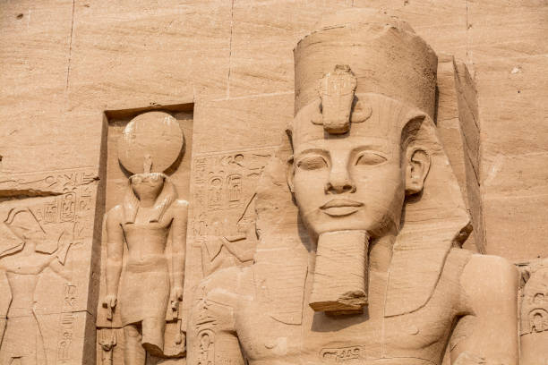 statue de ramsès le grand, temple d'abu simbel, egypte - ramsès ii photos et images de collection