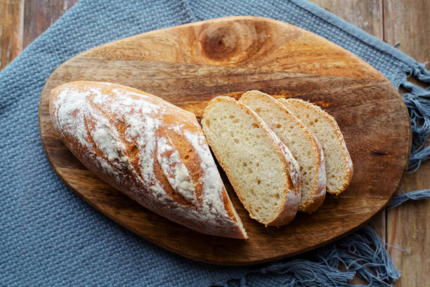 domowe pełnoziarniste kromki chleba - baguette zdjęcia i obrazy z banku zdjęć