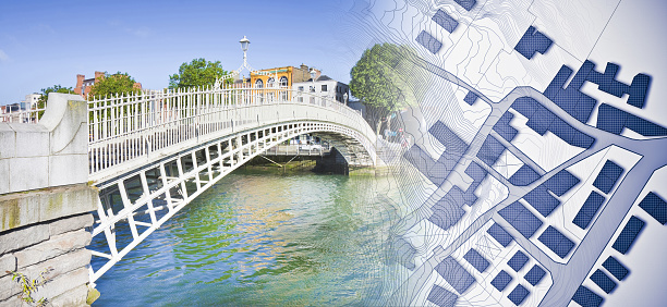 ダブリンで家を探している ハーフペニーブリッジと呼ばれる最も有名な橋とコンセプトイメージおよび架空の都市地図 ダブリン州 ダブリンの