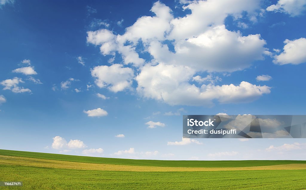 Большая часть земель и голубой облачное небо - Стоковые фото Абстрактный роялти-фри