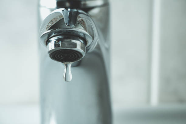 goutte d'eau dégoulinant du robinet - tap photos et images de collection