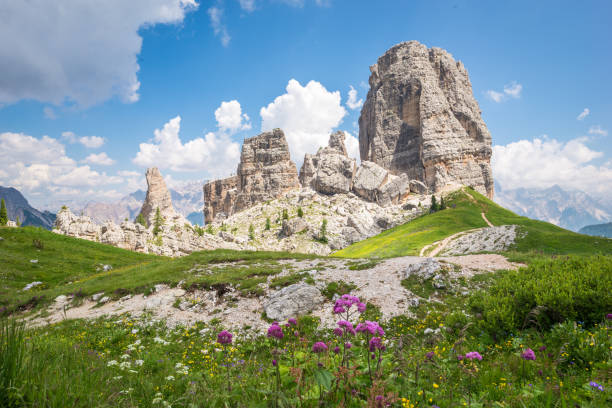 bergformation "cinque torri" in den ampezzo dolomiten, italien - cortina dampezzo stock-fotos und bilder