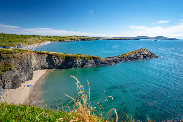 vue sur une petite plage à saint davids, pays de galles - wales south wales coastline cliff photos et images de collection