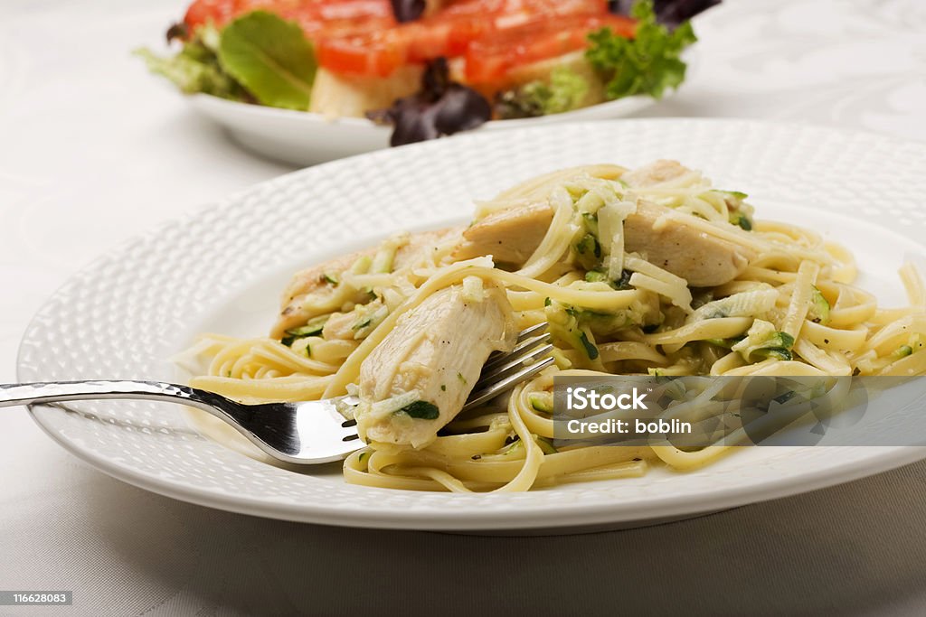 Pasta in einem Hühnchen und Zucchini-Sauce. - Lizenzfrei Huhn - Geflügelfleisch Stock-Foto