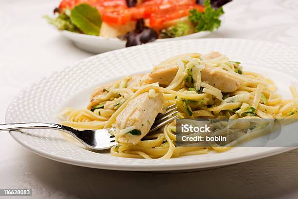 Pasta In Einem Hühnchen Und Zucchinisauce Stockfoto und mehr Bilder von Huhn - Geflügelfleisch - Huhn - Geflügelfleisch, Nudeln, Zucchini