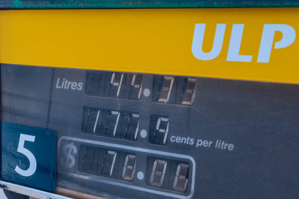 ulp sans plomb prix élevés de l'essence dans la brousse australienne près de tom price - gas station service red yellow photos et images de collection