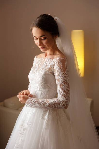 día de la boda. novia georgeous que se está torciendo de la mano con el anillo de compromiso - veil bride human face wedding fotografías e imágenes de stock