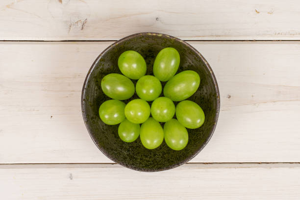 fresh green grape on grey wood - luminant imagens e fotografias de stock