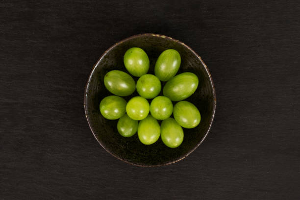 fresh green grape on grey stone - luminant imagens e fotografias de stock