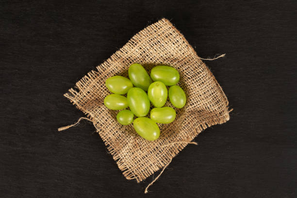 fresh green grape on grey stone - luminant imagens e fotografias de stock