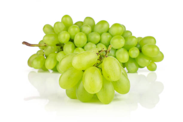 świeże zielone winogrono wyizolowane na białym - luminant zdjęcia i obrazy z banku zdjęć