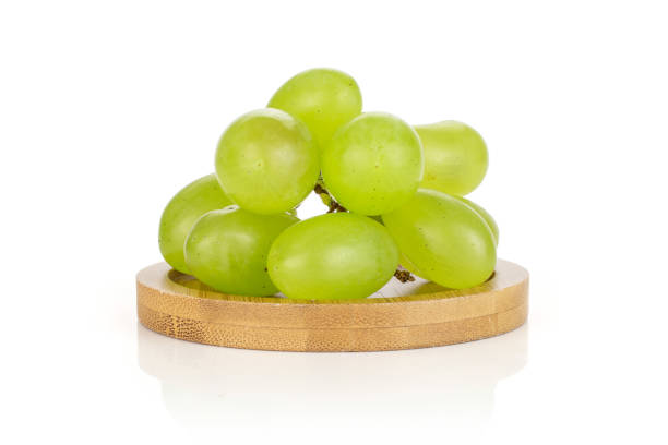uva verde fresca isolata su bianco - luminant foto e immagini stock