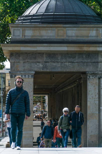 los peatones caminando por la isla de los museos, un complejo de museos de gran significativo internacional, situado junto al berlin dom, la catedral de berlín - berlinale palast fotografías e imágenes de stock