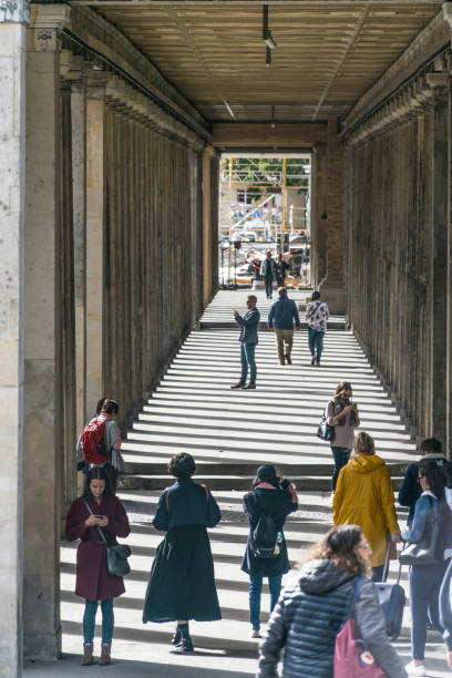 perspectiva vertical y descendente de un grupo de personas que toman fotografías bajo una construcción de la isla de los museos, un complejo de museo ubicado en mitte - berlinale palast fotografías e imágenes de stock