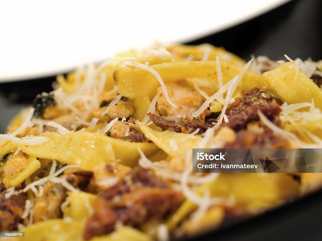 Collection de pâtes Tagliatelle au saumon, de basilic et de tomates séchées - Photo de Aliment libre de droits