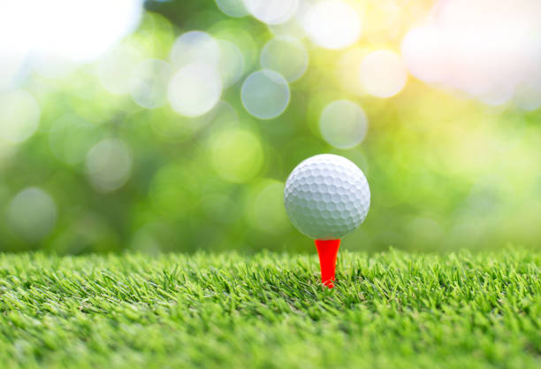 golfball auf abschlag bereit, geschossen zu werden. - golf power golf course challenge stock-fotos und bilder